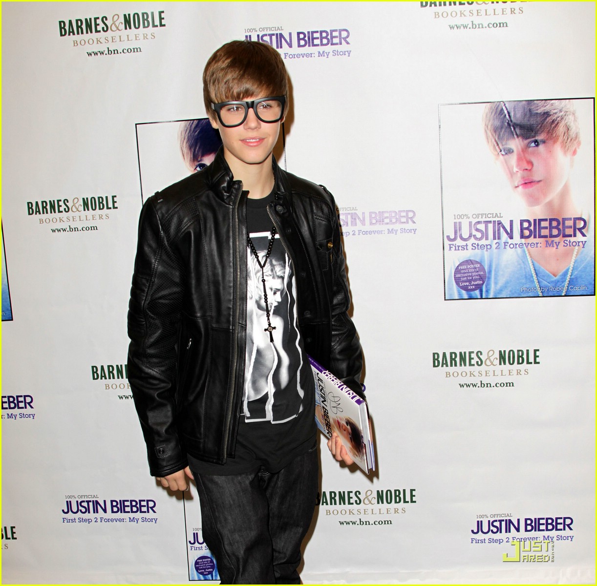 justin-bieber-bn-signing-05.jpg